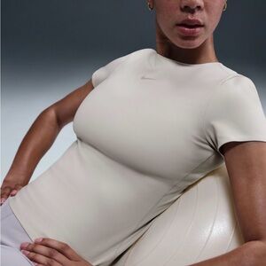 NWT Nike Womens Form Short Sleeve Top size Small